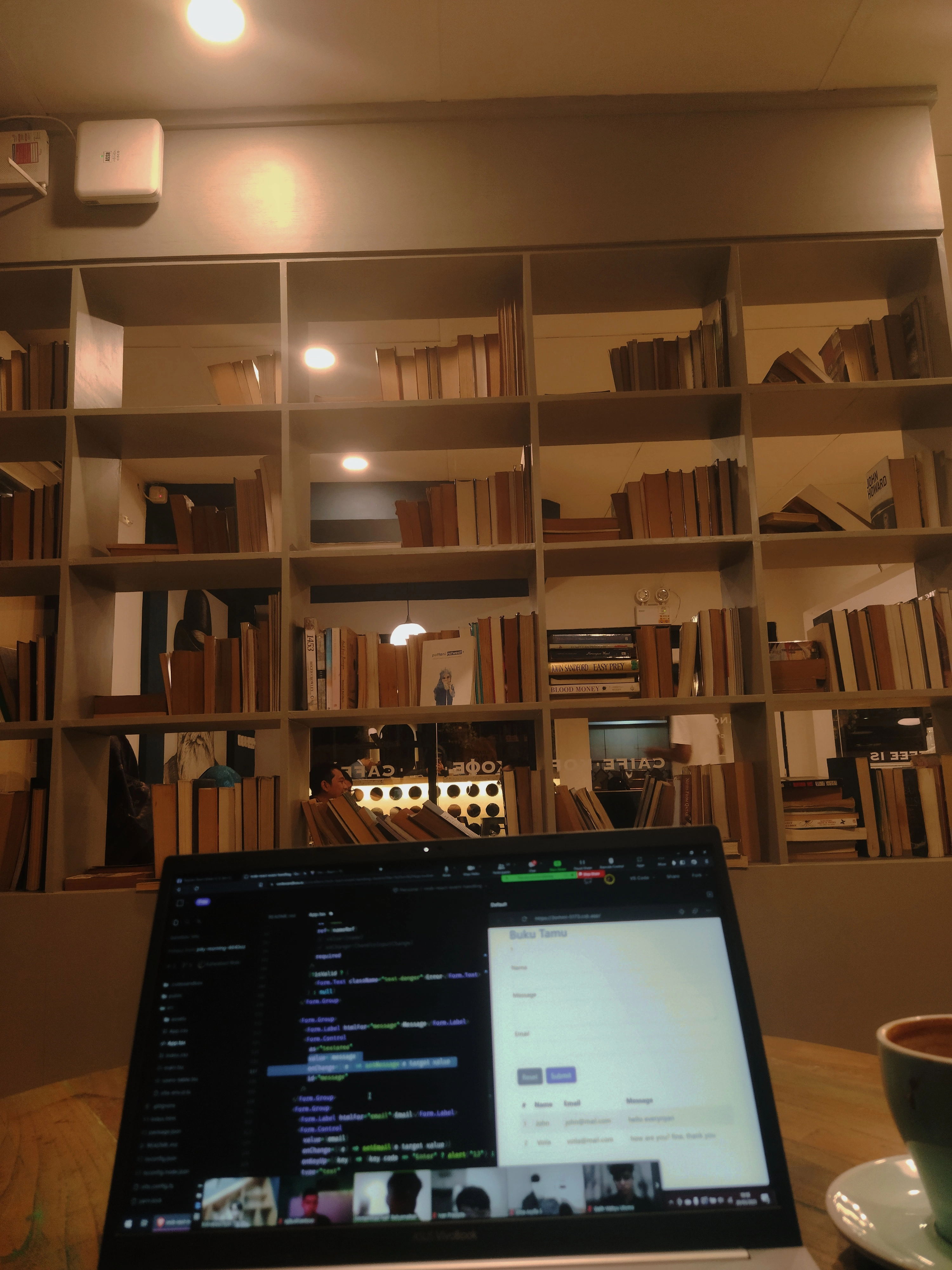 Sedang live session di Blanco Cafe.